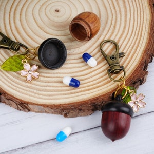 Eichel Pillenbehälter, Sakura Pill Organizer, tragbare tägliche Medizinbox, Blumenpillenbox Medaillon, Pillenbox Schlüsselbund, Pillenbox mit Anhänger