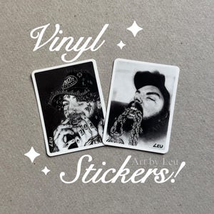 Peut inclure: Ensemble de trois mugs en céramique crème tachetée. Chaque mug présente un motif floral peint à la main en bleu, vert et jaune. Les tasses ont une forme arrondie et une anse.