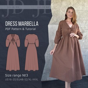 Pode incluir: Uma mulher vestindo um vestido marrom com decote em V e detalhe de laço. O vestido tem mangas três quartos e uma saia fluida. A imagem também mostra um padrão e um tutorial para o "Dress Marbella" nos tamanhos US16-20/EU48-52/XL-XXXL.
