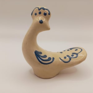 Statuetta vintage ucraina di uccello in ceramica, statua di pavone in ceramica di metà secolo, decorazione di arte popolare dell'epoca sovietica, uccello in argilla smaltata bianca e blu anni '60