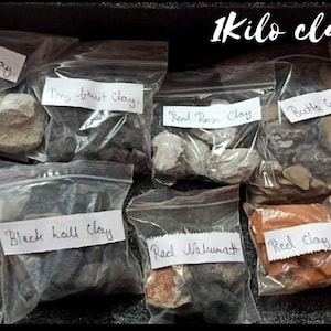 Pode incluir: Uma coleção de embalagens de argila, cada uma rotulada com um tipo diferente de argila. A imagem mostra várias cores e texturas de argila, incluindo Diamond, Dry Fruit, Red Rose, Butla Gray, Blue Bell, Sunflower, Black Hall, Red Nakumatt, Red e White clay. O texto "1 kilo clay pack" é visível.