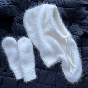 women&#39;s hood and mittens set