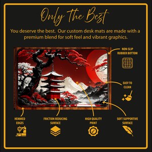 Peut inclure: Un tapis de bureau rouge et noir avec un design d'inspiration japonaise repr&eacute;sentant une pagode, une montagne et une pleine lune. Le tapis est dot&eacute; d'un fond en caoutchouc antid&eacute;rapant, de bords ourl&eacute;s et d'une impression de haute qualit&eacute;.
