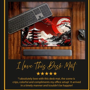 Peut inclure: Un tapis de souris rouge et noir avec un design d'inspiration japonaise repr&eacute;sentant une pagode, des montagnes et une pleine lune. Le texte "I love This Desk Mat" est &eacute;crit sous l'image.