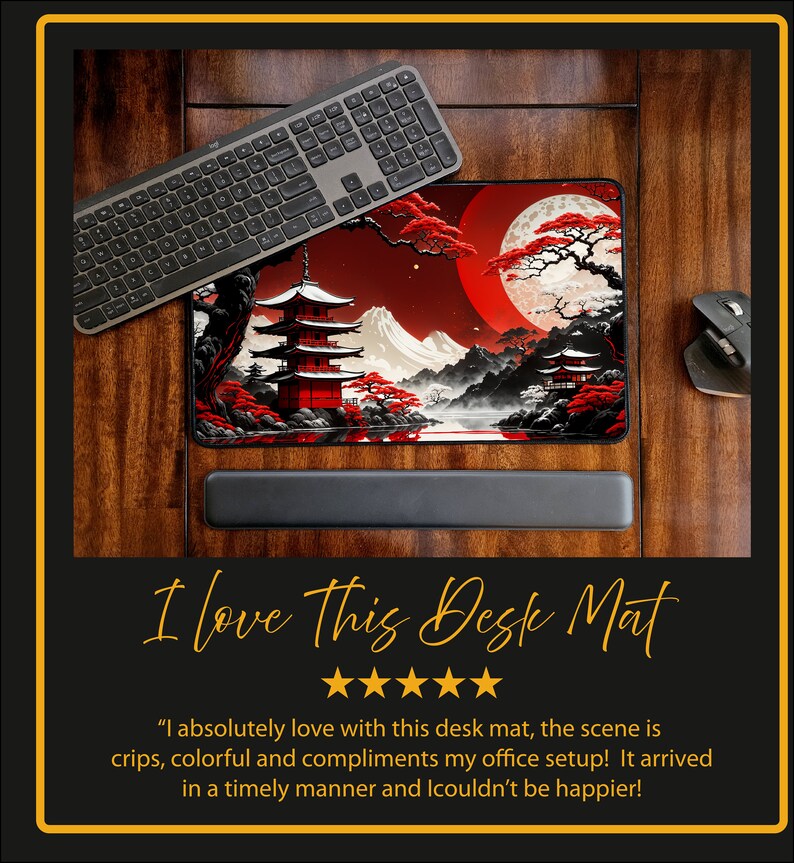 Peut inclure: Un tapis de souris rouge et noir avec un design d'inspiration japonaise repr&eacute;sentant une pagode, des montagnes et une pleine lune. Le texte "I love This Desk Mat" est &eacute;crit sous l'image.