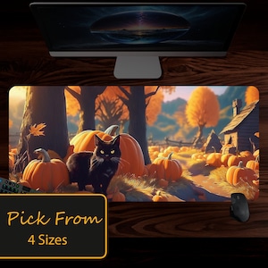 Może przedstawiać: Prostokątna podkładka pod biurko z jesienną scenerią. Przedstawia dynie, drzewa i czarnego kota. Tekst "Pick From 4 Sizes" znajduje się w czarnym polu. Widoczny jest również monitor komputera, mysz i pilot.