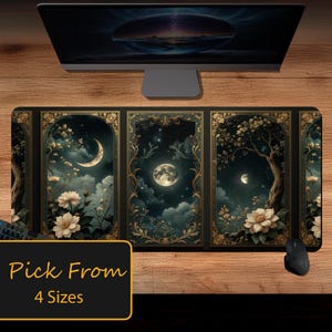 Puede incluir: Alfombrilla de escritorio decorativa con un diseño celestial. Presenta una luna creciente, luna llena y estrellas. La alfombrilla tiene un fondo oscuro con detalles florales y de árboles. El texto "Pick From 4 Sizes" es visible.