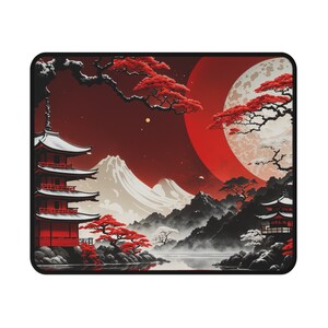 Peut inclure: Une pagode japonaise rouge et blanche avec une lune rouge et des cerisiers en fleurs rouges en arri&egrave;re-plan.
