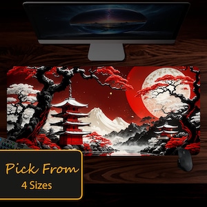 Peut inclure: Un tapis de souris rouge et noir avec un design d'inspiration japonaise repr&eacute;sentant une lune rouge, une pagode et des cerisiers en fleurs. Le texte "Pick From 4 Sizes" est en bas du tapis de souris.