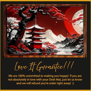 Peut inclure: Un tapis de bureau rouge et noir avec un design d'inspiration japonaise repr&eacute;sentant une pagode, des montagnes, des arbres et une lune rouge. Le texte "Love It Guarantee!!!" est &eacute;crit sous l'image.