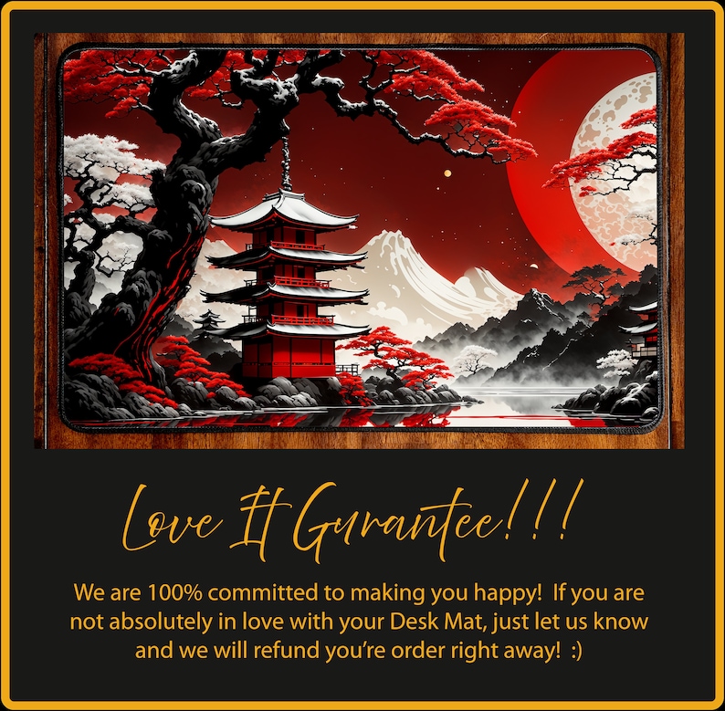 Peut inclure: Un tapis de bureau rouge et noir avec un design d'inspiration japonaise repr&eacute;sentant une pagode, des montagnes, des arbres et une lune rouge. Le texte "Love It Guarantee!!!" est &eacute;crit sous l'image.