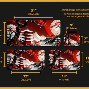 Peut inclure: Quatre tailles diff&eacute;rentes de tapis de souris avec un design d'inspiration japonaise avec une lune rouge, une pagode et des cerisiers en fleurs. Le plus grand tapis de souris mesure 78,75 cm sur 39,4 cm, le deuxi&egrave;me plus grand mesure 55,9 cm sur 30,5 cm, le troisi&egrave;me plus grand mesure 47,5 cm sur 30,5 cm et le plus petit mesure 22,86 cm sur 17,78 cm.