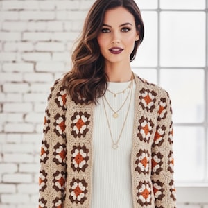 Può includere: Un cardigan all'uncinetto beige, marrone e arancione con un motivo floreale. Il maglione aperto è indossato sopra un vestito bianco. Il testo "Shop: TheSweetestCrochetPT" è visibile in basso a destra.
