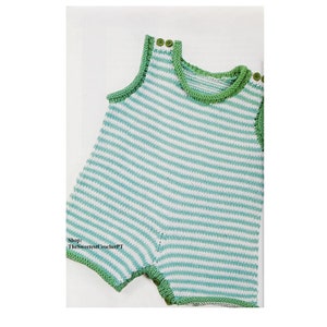Può includere: Un body per neonato a righe, lavorato a maglia in bianco e verde chiaro con bordi e bottoni verdi. Negozio: TheSweetestCrochetPT