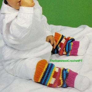 May include: A pair of hand-knitted leg warmers featuring horizontal stripes in vibrant orange, blue, yellow, red, and white, finished with solid pink ribbed cuffs at the bottom. The text TheSweetestCrochetPT is visible in green near the leg warmers.