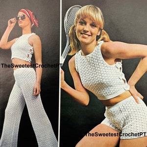 Peut inclure: Un ensemble haut et pantalon en crochet blanc. Le haut est sans manches et présente un détail boutonné sur le côté. Le pantalon est ample et taille haute. Le mannequin porte l'ensemble avec un bandeau rouge et des lunettes de soleil. Le texte "TheSweetestCrochetPT" est visible sur l'image.