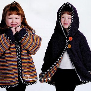 Puede incluir: Dos niños con chaquetas de punto de rayas de colores y morado con capucha. Las chaquetas tienen ribetes blancos y botones. Tienda: TheSweetestCrochetPT