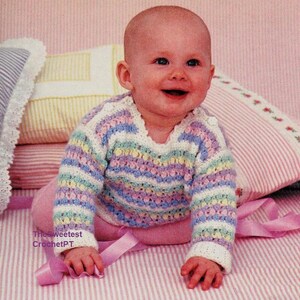 Könnte beinhalten: Ein langärmeliger Babypullover mit einem strukturierten Häkelmuster und horizontalen Streifen in Pastelltönen wie Rosa, Blau, Gelb und Weiß. Der Pullover hat einen Rundhalsausschnitt und gerippte Bündchen. Der Text TheSweetestCrochetPT ist sichtbar.