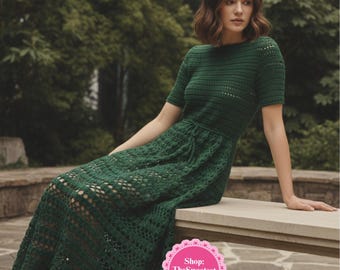 Puede incluir: Un vestido largo de ganchillo en color verde oscuro con mangas cortas, cuello redondo y cintura con cordón. La falda presenta un intrincado patrón calado, mientras que el cuerpo está tejido con un punto más cerrado y sólido. Incluye un logo rosa.