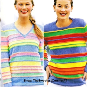 Puede incluir: Dos mujeres vistiendo suéteres a rayas con diferentes combinaciones de colores. Los suéteres tienen cuello en V y cuello redondo. El texto "Shop: TheSweetestCrochetPT" está en la parte inferior de la imagen.