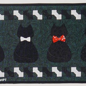 Peut inclure: Une tenture murale rectangulaire en tissu représentant quatre silhouettes de chats noirs sur un fond vert foncé à motifs. Trois chats portent des nœuds papillon blancs, tandis que le troisième porte un nœud papillon rouge à pois blancs.