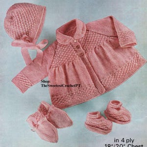 Può includere: Un set per neonati vintage in maglia rosa, composto da un cappellino con nastri, una giacca con colletto e bottoni, guanti e scarpine. Il set è progettato per una circonferenza toracica di 46/51 cm. Il testo "Shop: TheSweetestCrochetPT" è visibile.