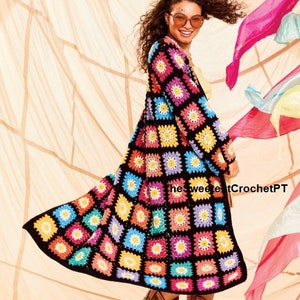 Pu&ograve; includere: Un lungo cardigan all'uncinetto colorato con sfondo nero e un motivo a margherita. Il cardigan &egrave; composto da quadrati di diversi colori, tra cui rosa, blu, verde, giallo e arancione. Il cardigan &egrave; indossato da una persona con i capelli ricci e occhiali da sole.
