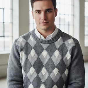 Könnte beinhalten: Ein grauer Argyle-Pullover mit weißen und dunkelgrauen Rautenmustern. Der Pullover wird über einem weißen Hemd mit Kragen getragen. Das Bild enthält den Text "Shop: TheSweetestCrochetPT".