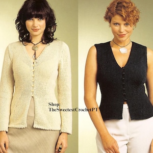 Może przedstawiać: Dwie kobiety prezentują dzianinowe topy. Jedna ma na sobie kremowy kardigan z długim rękawem i zapięciem na guziki. Druga ma na sobie czarną kamizelkę bez rękawów z zapięciem na guziki. Widoczny jest tekst "Shop: TheSweetestCrochetPT".