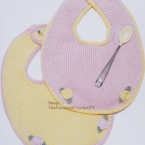 Puede incluir: Dos baberos de punto para bebé, uno rosa y otro amarillo, con un diseño de flores de ganchillo y una aplicación de abeja. Los baberos tienen un ribete amarillo y están hechos con un hilo suave.