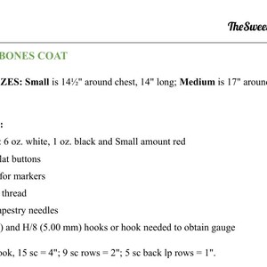 Puede incluir: Un documento titulado Paws and Bones Coat de TheSweetestCrochetPT. Enumera tama&ntilde;os terminados para peque&ntilde;o y mediano, materiales que incluyen hilo de estambre blanco, negro y rojo, cuatro botones planos de 3,17 cm, horquillas, hilo, agujas y ganchos F/5 y H/8.