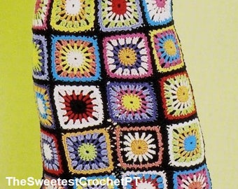 Peut inclure: Une jupe arrivant au genou composée de carrés de crochet multicolores assemblés par du fil noir. Chaque carré présente un motif floral central dans des couleurs vives variées, notamment jaune, rose, bleu et blanc. Le texte TheSweetestCrochetPT est visible.
