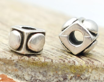 Röhrchen Perlen 7 x 5 mm, versilbert, quadratische Spacer mit antik silberfarbener Oberfläche für 2,5 mm Schnur oder Kette, 6 Stück