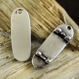 Pendentif skateboard 30 x 10 mm, breloque skateboard 3D, pendentif miniature sport, skateboard argenté antique, 1 pièce