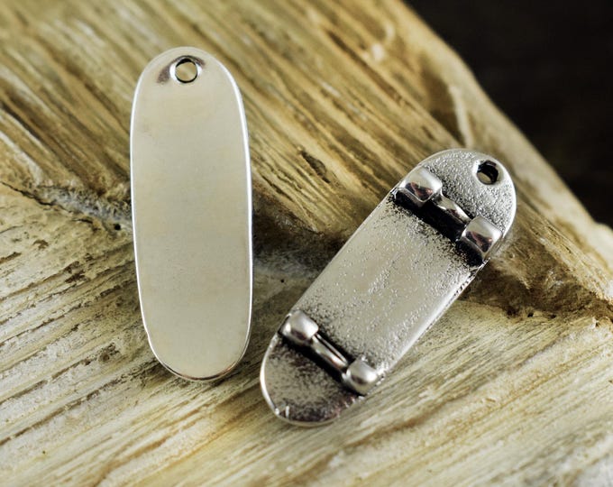 Skateboard Pendant 30x10mm, 3D Skate board charm, Sport Miniature Pendant,  Antique Silver Skateboarding, 1 piece