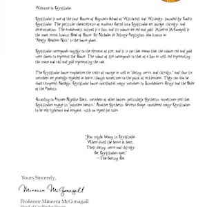 Puede incluir: Una imagen en blanco y negro de una carta de la Profesora Minerva McGonagall, Jefa de la casa Gryffindor en el Colegio Hogwarts de Magia y Hechicería. La carta da la bienvenida a un estudiante a la casa Gryffindor y describe las características de los Gryffindors, incluyendo el coraje, la caballerosidad y la determinación. La carta también menciona al fantasma de la casa, Nick Casi Decapitado, y los colores de la casa, rojo y dorado.