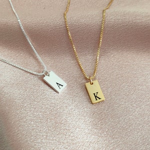Collar con inicial delicado personalizado, collar con letras doradas, collar con barra pequeña, collar con colgante de letras en cadena de caja, regalo para ella, regalo de dama de honor
