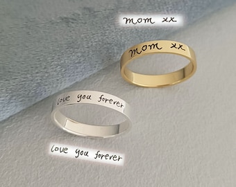 Puede incluir: Dos anillos personalizados. Un anillo de oro con la inscripción "mom xx" y un anillo de plata con la inscripción "love you forever".