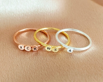 Personlig bokstavsring, Elegant liten initialring, Sterlingsilverring, Stapelring, Anpassad namnring, Signetring, Brudtärnepresent, Parring