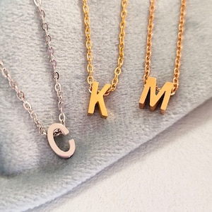 Collar inicial de oro personalizado, collar de letras, collar de capas delicadas, regalo para ella, regalos de dama de honor, collar inicial pequeño
