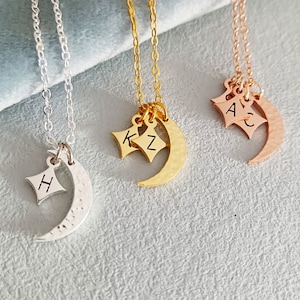 Collar con letras personalizado, collar con inicial, collar con luna y estrellas, collar con luna y estrella celestiales, regalos de estrellas para ella, regalo del día de la madre