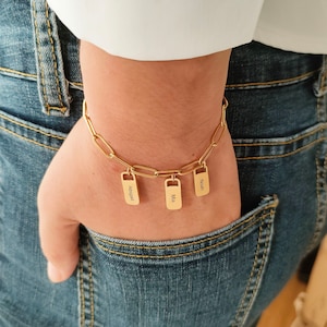 Pulsera de etiqueta inicial personalizada, pulsera de nombre personalizado, pulsera de encanto con una cadena de clip delicada, pulsera de letras de oro, regalos de dama de honor