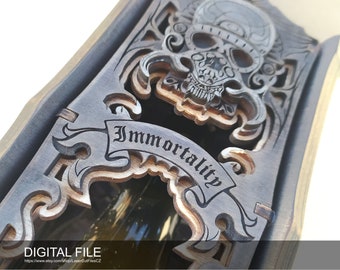 Puede incluir: Un soporte de botella de madera con intrincados diseños cortados con láser. El soporte presenta una calavera con una corona y la palabra "Immortality" inscrita en una pancarta.