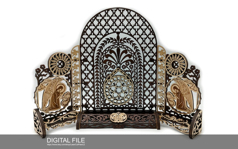 Puede incluir: Una pieza de arte de pared decorativa de madera con un acabado marr&oacute;n y dorado. La pieza presenta un arco central con intrincados dise&ntilde;os florales y dos paneles laterales con figuras de &aacute;ngeles. El arco tiene un patr&oacute;n geom&eacute;trico y las figuras de &aacute;ngeles sostienen flores.