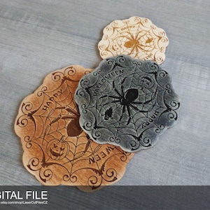 Può includere: Tre sottobicchieri di legno di Halloween con disegni di ragnatele. I sottobicchieri sono di diversi colori: marrone, grigio e oro. Il testo "Happy Halloween" è scritto su ogni sottobicchiere.