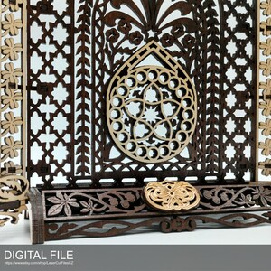 Puede incluir: Una pantalla decorativa de madera con intrincados dise&ntilde;os cortados con l&aacute;ser. La pantalla presenta un panel central con un motivo floral y dos paneles laterales con figuras de &aacute;ngeles. La pantalla est&aacute; pintada en color marr&oacute;n oscuro y tiene un acento dorado.
