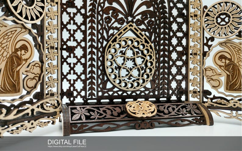 Puede incluir: Una pantalla decorativa de madera con intrincados dise&ntilde;os cortados con l&aacute;ser. La pantalla presenta un panel central con un motivo floral y dos paneles laterales con figuras de &aacute;ngeles. La pantalla est&aacute; pintada en color marr&oacute;n oscuro y tiene un acento dorado.