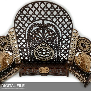 Puede incluir: Un trono de madera con tallas intrincadas y un panel trasero decorativo. El trono tiene dos paneles laterales con figuras de &aacute;ngeles y un asiento central con un dise&ntilde;o tallado.