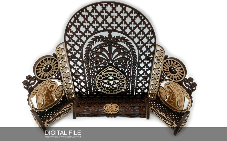 Puede incluir: Un trono de madera con tallas intrincadas y un panel trasero decorativo. El trono tiene dos paneles laterales con figuras de &aacute;ngeles y un asiento central con un dise&ntilde;o tallado.