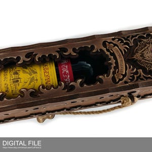 Pode incluir: Uma caixa de vinho de madeira com um design entalhado intrincado. A caixa tem uma alça de corda e uma janela de vidro para exibir a garrafa. O rótulo da garrafa diz "Grand Reserve".